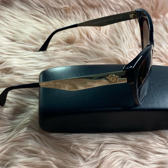 2️⃣9️⃣5️⃣ Authentic Versace Sunglasses 👓 - Picture 4 of 9